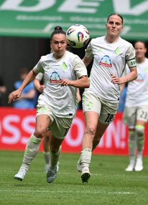 15 04 2026, xophax, Fußball , Frauen Bundesliga Google Pixel Frauen Bundesliga 25 26 1 FC Köln vs Werder Bremen Maja Sternad , left and Lina Hausicke , right both Werder Bremen DFL DFB REGULATIONS PROHIBIT ANY USE OF PHOTOGRAPHS as IMAGE SEQUENCES and or QUASI VIDEO Koeln