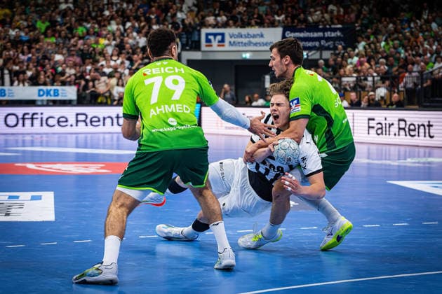 02 05 2026, xovx, Handball Daikin Handball Bundesliga, HSG Wetzlar THW Kiel v l Ahmet Nafea HSG Wetzlar , Johan Hinrich Rohwer THW Kiel , Jona Schoch HSG Wetzlar Wetzlar Buderus Arena Hessen Germany EN