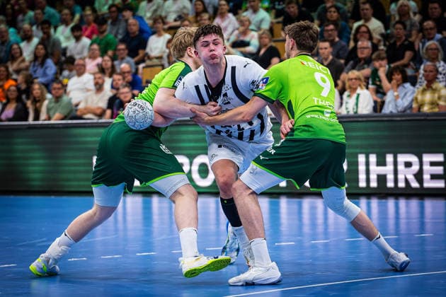 02 05 2026, xovx, Handball Daikin Handball Bundesliga, HSG Wetzlar THW Kiel v l Georg Löwen HSG Wetzlar , Rasmus Ankermann THW Kiel , Niklas Theiß HSG Wetzlar Wetzlar Buderus Arena Hessen Germany EN