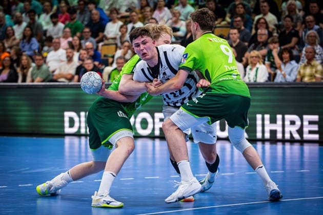 02 05 2026, xovx, Handball Daikin Handball Bundesliga, HSG Wetzlar THW Kiel v l Georg Löwen HSG Wetzlar , Rasmus Ankermann THW Kiel , Niklas Theiß HSG Wetzlar Wetzlar Buderus Arena Hessen Germany EN