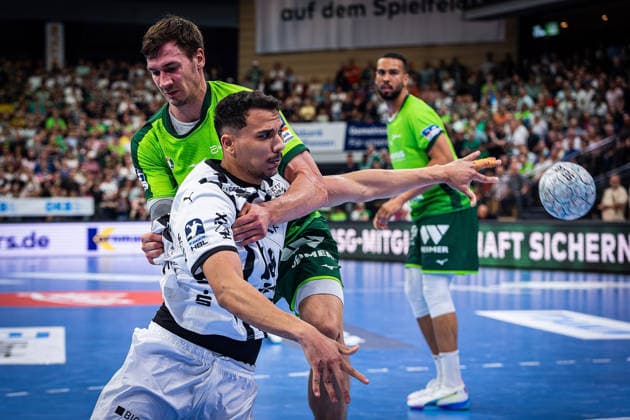 02 05 2026, xovx, Handball Daikin Handball Bundesliga, HSG Wetzlar THW Kiel v l Jona Schoch HSG Wetzlar , Mohab Mohamed Saeed Abdelhak THW Kiel , Philipp Ahouansou HSG Wetzlar Wetzlar Buderus Arena Hessen Germany EN