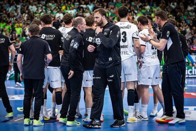 02 05 2026, xovx, Handball Daikin Handball Bundesliga, HSG Wetzlar THW Kiel The players of THW Kiel swear in for the second half Wetzlar Buderus Arena Hessen Germany EN