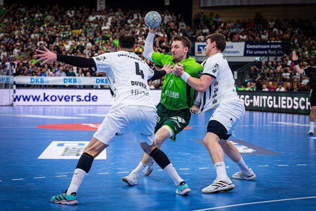 02 05 2026, xovx, Handball Daikin Handball Bundesliga, HSG Wetzlar THW Kiel v l Domagoj Duvnjak THW Kiel , Dominik Mappes HSG Wetzlar , Lukas Laube THW Kiel Wetzlar Buderus Arena Hessen Germany EN