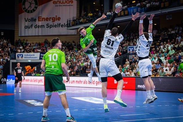 02 05 2026, xovx, Handball Daikin Handball Bundesliga, HSG Wetzlar THW Kiel v l Josip Simic HSG Wetzlar , Niklas Theiß HSG Wetzlar , Hendrik Pekeler THW Kiel , Lukas Laube THW Kiel Wetzlar Buderus Arena Hessen Germany EN