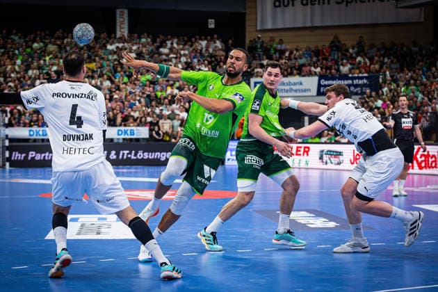 02 05 2026, xovx, Handball Daikin Handball Bundesliga, HSG Wetzlar THW Kiel v l Domagoj Duvnjak THW Kiel , Philipp Ahouansou HSG Wetzlar , Josip Simic HSG Wetzlar , Lukas Laube THW Kiel Wetzlar Buderus Arena Hessen Germany EN
