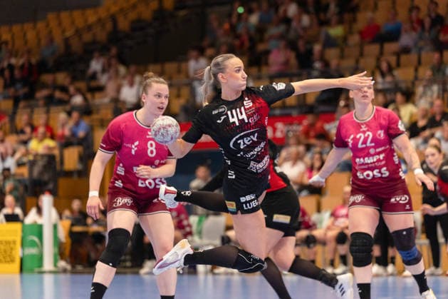 Throw Julia Niewiadomska BSV Sachsen Zwickau, 44 GER, BSV Sachsen Zwickau vs TuS Metzingen, Handball, Women, 1 Bundesliga, Matchday 3, Season 2025 2026, 02 05 2026 GER, BSV Sachsen Zwickau vs TuS Metzingen, Handball, Women, 1 Bundesliga, Matchday 3, Season 2025 2026, 02 05 2026 Zwickau Copyright: xEibner-Pressefoto MarkoxUngerx EP_EER