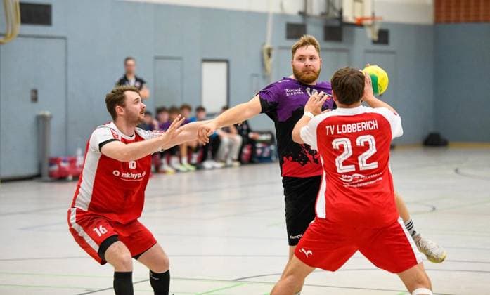 Handball, HSG Hiesfeld Aldenrade TV Lobberich FOR EDITORIAL PURPOSES ONLY EDITORIAL USE ONLY p Hiesfeld handball player Lennart Blum 14 center in the fight In the handball Oberliga play HSG Hiesfeld Aldenrade against TV Lobberich red jerseys , on Saturday, 02 05 2026 in Dinslaken Hiesfeld Germany NRW Hiesfeld Copyright MarkusxJoosten Copyright: MarkusxJoosten doc85okhhvl9sm1ij8k6t7p ,EDITORIAL USE ONLY Copyright: MarkusxJoosten