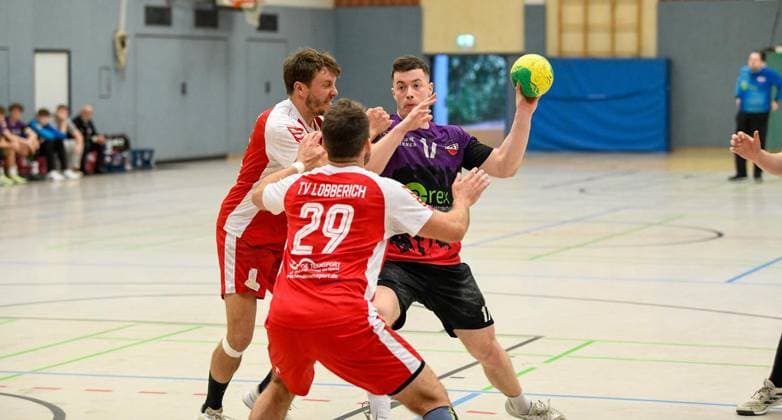 Handball, HSG Hiesfeld Aldenrade TV Lobberich FOR EDITORIAL PURPOSES ONLY p The Hiesfeld handball player Jannis Müller 17 right in the fight In the handball Oberliga play HSG Hiesfeld Aldenrade against TV Lobberich red jerseys , on Saturday, 02 05 2026 in Dinslaken Hiesfeld Germany NRW Hiesfeld Copyright MarkusxJoosten Copyright: MarkusxJoosten doc85okhi41kia19vkhhhty ,EDITORIAL USE ONLY Copyright: MarkusxJoosten