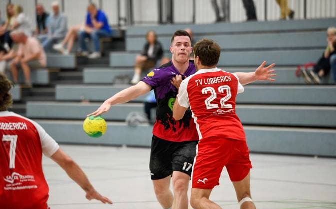 Handball, HSG Hiesfeld Aldenrade TV Lobberich FOR EDITORIAL PURPOSES ONLY EDITORIAL USE ONLY p Hiesfeld handball player Jannis Müller 17 center in the fight In the handball Oberliga play HSG Hiesfeld Aldenrade against TV Lobberich red jerseys , on Saturday, 02 05 2026 in Dinslaken Hiesfeld Germany NRW Hiesfeld Copyright MarkusxJoosten Copyright: MarkusxJoosten doc85okhjhqidf1lulp1ff5 ,EDITORIAL USE ONLY Copyright: MarkusxJoosten