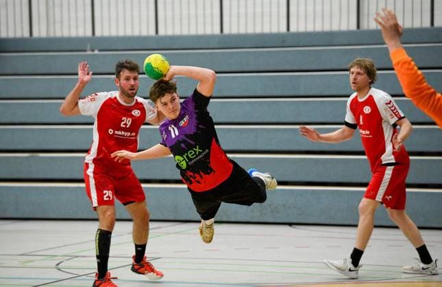 Handball, HSG Hiesfeld Aldenrade TV Lobberich FOR EDITORIAL PURPOSES ONLY EDITORIAL USE ONLY p Hiesfeld handball player Theo Schäffkes 11 center in the fight In the handball Oberliga play HSG Hiesfeld Aldenrade against TV Lobberich red jerseys , on Saturday, 02 05 2026 in Dinslaken Hiesfeld Germany NRW Hiesfeld Copyright MarkusxJoosten Copyright: MarkusxJoosten doc85okhjpbhn514m6gvt9x ,EDITORIAL USE ONLY Copyright: MarkusxJoosten