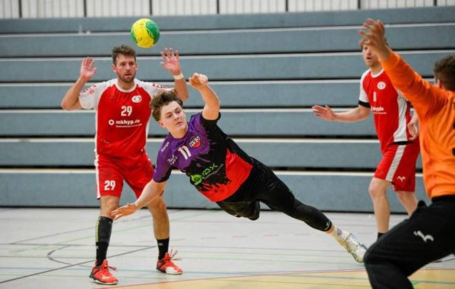Handball, HSG Hiesfeld Aldenrade TV Lobberich FOR EDITORIAL PURPOSES ONLY EDITORIAL USE ONLY p Hiesfeld handball player Theo Schäffkes 11 center in the fight In the handball Oberliga play HSG Hiesfeld Aldenrade against TV Lobberich red jerseys , on Saturday, 02 05 2026 in Dinslaken Hiesfeld Germany NRW Hiesfeld Copyright MarkusxJoosten Copyright: MarkusxJoosten doc85okhjrbag3jgq3ehlr ,EDITORIAL USE ONLY Copyright: MarkusxJoosten