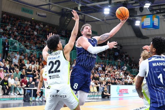 34 Basketball 2 Bundesliga ProA matchday in the Oberfrankenhalle in Bayreuth 2025 2026 season BBC Bayreuth v VfL SparkassenStars Bochum Leroy Ikejiaku BBC Bayreuth 22 left Kilian Dietz VfL SparkassenStars Bochum 8 right