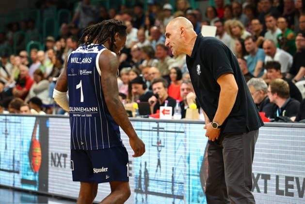 34 Basketball 2 Bundesliga ProA matchday in the Oberfrankenhalle in Bayreuth 2025 2026 season BBC Bayreuth v VfL SparkassenStars Bochum Antonio Deshon Williams VfL SparkassenStars Bochum 1 left Petar Topalski VfL SparkassenStars Bochum coach right