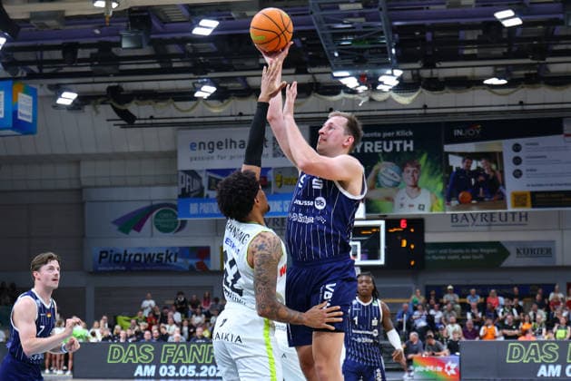 34 Basketball 2 Bundesliga ProA matchday in the Oberfrankenhalle in Bayreuth 2025 2026 season BBC Bayreuth v VfL SparkassenStars Bochum Leroy Ikejiaku BBC Bayreuth 22 left Jonas Grof VfL SparkassenStars Bochum 9 right
