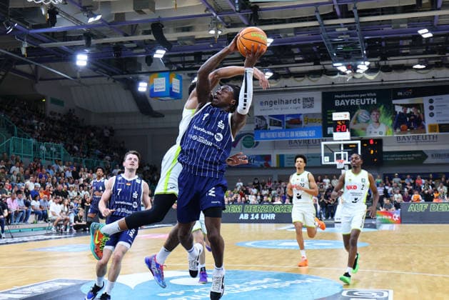 34 Matchday of the Basketball 2 Bundesliga ProA in the Oberfrankenhalle in Bayreuth Season 2025 2026 BBC Bayreuth against VfL SparkassenStars Bochum Antonio Deshon Williams VfL SparkassenStars Bochum 1 right