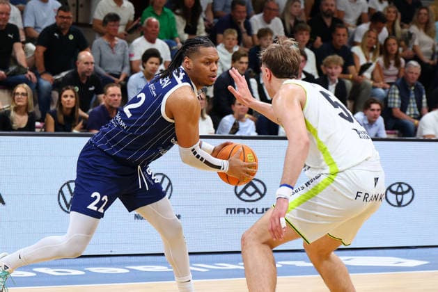 34 Basketball 2 Bundesliga ProA matchday in the Oberfrankenhalle in Bayreuth 2025 2026 season BBC Bayreuth v VfL SparkassenStars Bochum Lenny Liedtke BBC Bayreuth 55 right Malek Green VfL SparkassenStars Bochum 22 left