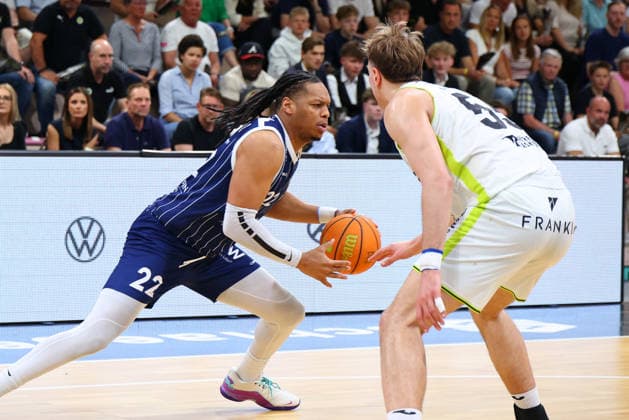 34 Basketball 2 Bundesliga ProA matchday in the Oberfrankenhalle in Bayreuth 2025 2026 season BBC Bayreuth v VfL SparkassenStars Bochum Lenny Liedtke BBC Bayreuth 55 right Malek Green VfL SparkassenStars Bochum 22 left