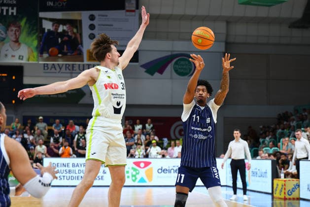 34 Basketball 2 Bundesliga ProA matchday in the Oberfrankenhalle in Bayreuth 2025 2026 season BBC Bayreuth v VfL SparkassenStars Bochum Willem Brandwijk BBC Bayreuth 39 left Dravon Mangum VfL SparkassenStars Bochum 11 right