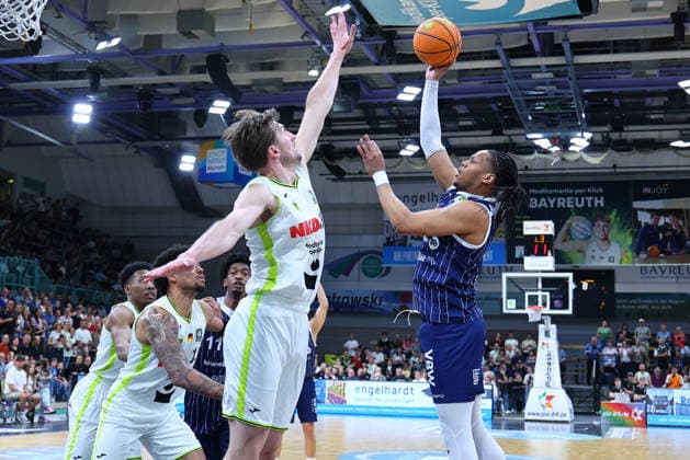 34 Basketball 2 Bundesliga ProA matchday in the Oberfrankenhalle in Bayreuth 2025 2026 season BBC Bayreuth v VfL SparkassenStars Bochum Willem Brandwijk BBC Bayreuth 39 left Malek Green VfL SparkassenStars Bochum 22 right