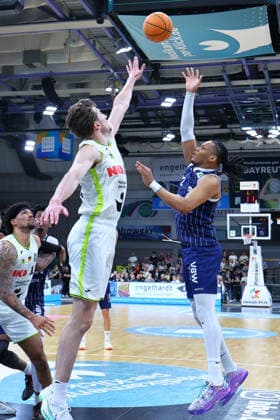 34 Basketball 2 Bundesliga ProA matchday in the Oberfrankenhalle in Bayreuth 2025 2026 season BBC Bayreuth v VfL SparkassenStars Bochum Willem Brandwijk BBC Bayreuth 39 left Malek Green VfL SparkassenStars Bochum 22 right