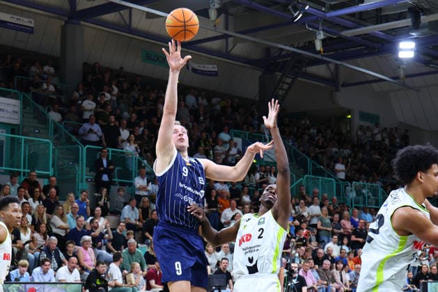 34 Basketball 2 Bundesliga ProA matchday in the Oberfrankenhalle in Bayreuth 2025 2026 season BBC Bayreuth v VfL SparkassenStars Bochum Tehree Horn BBC Bayreuth 2 right Jonas Grof VfL SparkassenStars Bochum 9 left