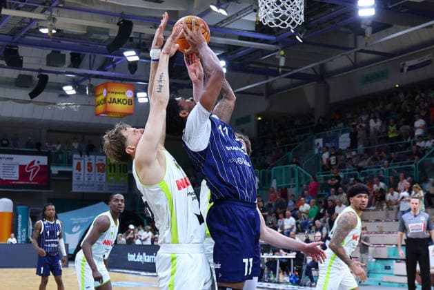 34 Basketball 2 Bundesliga ProA matchday in the Oberfrankenhalle in Bayreuth 2025 2026 season BBC Bayreuth v VfL SparkassenStars Bochum Lenny Liedtke BBC Bayreuth 55 left Dravon Mangum VfL SparkassenStars Bochum 11 right