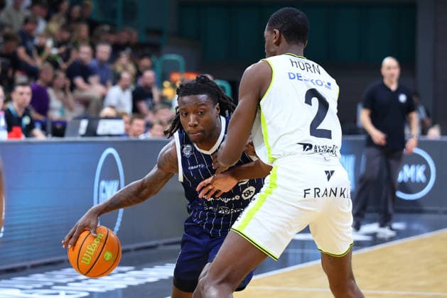 34 Basketball 2 Bundesliga ProA matchday in the Oberfrankenhalle in Bayreuth 2025 2026 season BBC Bayreuth v VfL SparkassenStars Bochum Tehree Horn BBC Bayreuth 2 right Antonio Deshon Williams VfL SparkassenStars Bochum 1 left