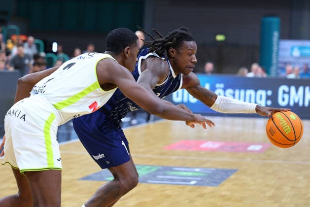 34 Basketball 2 Bundesliga ProA matchday in the Oberfrankenhalle in Bayreuth 2025 2026 season BBC Bayreuth v VfL SparkassenStars Bochum Tehree Horn BBC Bayreuth 2 left Antonio Deshon Williams VfL SparkassenStars Bochum 1 right