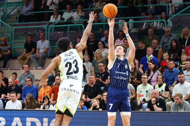 34 Matchday of the Basketball 2 Bundesliga ProA in the Oberfrankenhalle in Bayreuth Season 2025 2026 BBC Bayreuth v VfL SparkassenStars Bochum KeVaughn Allen BBC Bayreuth 23 left Lars Kamp VfL SparkassenStars Bochum 7 right