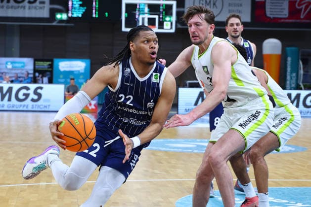 34 Basketball 2 Bundesliga ProA matchday in the Oberfrankenhalle in Bayreuth 2025 2026 season BBC Bayreuth v VfL SparkassenStars Bochum Willem Brandwijk BBC Bayreuth 39 right Malek Green VfL SparkassenStars Bochum 22 left
