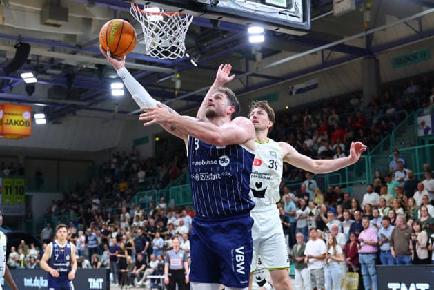 34 Basketball 2 Bundesliga ProA matchday in the Oberfrankenhalle in Bayreuth 2025 2026 season BBC Bayreuth v VfL SparkassenStars Bochum Willem Brandwijk BBC Bayreuth 39 right Kilian Dietz VfL SparkassenStars Bochum 8 left