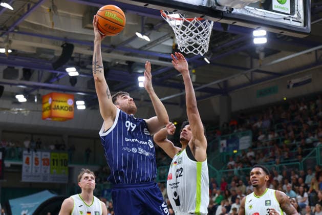 34 Matchday of the Basketball 2 Bundesliga ProA in the Oberfrankenhalle in Bayreuth Season 2025 2026 BBC Bayreuth vs VfL SparkassenStars Bochum Leroy Ikejiaku BBC Bayreuth 22 right Aitor Julen Pickett Lazo VfL SparkassenStars Bochum 99 left
