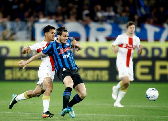 BERGAMO, ITALY - MAY 2: Marten de Roon of Atalanta BC competes for the ball with Alex Amorim of Genoa CFC ,during the Serie A match between Atalanta BC and Genoa CFC at New Balance Stadium on May 2, 2026 in Bergamo, Italy.  Copyright: xMBxMediax