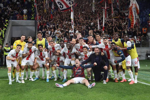 Atalanta BC v Genoa CFC - Serie A Genoa team and Head Coach Daniele De Rossi celebrate their Serie A status for the next season during the Atalanta BC vs Genoa CFC match, the 35th Serie A Enilive 2025-26 game, at New Balance Arena in Bergamo, Italy, on May 2, 2026. Bergamo Italy  Copyright: xDavidexCasentinix originalFilename:casentini-atalanta260502_nplSL.jpg