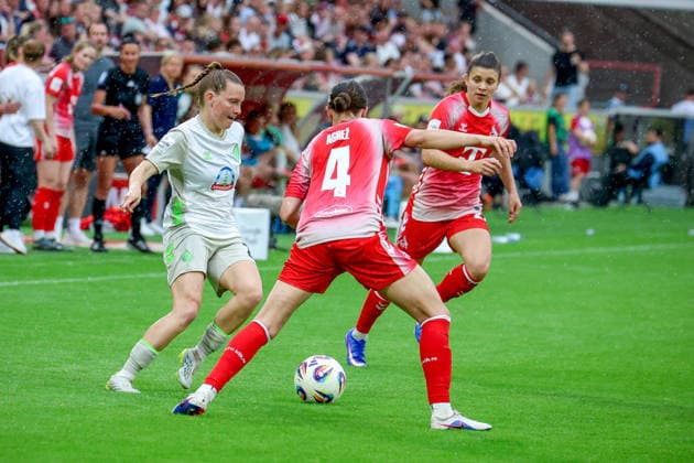 02 05 2026, xsscx, Frauen Fussball, 1 FC Köln Werder Bremen, 1 Fussball Bundesliga, 24 Spieltag, RheinEnergie Stadion, Saison 2025 2026 Sarah Ernst Werder Bremen 26 im Zweikampf gegen Sara Agrez 1 FC Köln 4 DFB regulations prohibit any use of photographs as image sequences and or quasi video Photo xSandraxScherningxPressefotoKochx Nordrhein Westfalen Germany