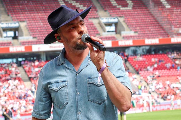 02 05 2026, xsscx, Women Football, 1 FC Köln Werder Bremen, 1 Soccer Bundesliga, 24 Matchday, RheinEnergie Stadion, Season 2025 2026 Performance of singer Max Mutzke before the match DFB regulations prohibit any use of photographs as image sequences and or quasi video Photo xSandraxScherningxPressefotoKochx Nordrhein Westfalen Germany