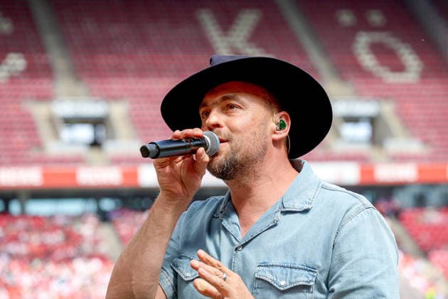 02 05 2026, xsscx, Women Football, 1 FC Köln Werder Bremen, 1 Soccer Bundesliga, 24 Matchday, RheinEnergie Stadion, Season 2025 2026 Performance of singer Max Mutzke before the match DFB regulations prohibit any use of photographs as image sequences and or quasi video Photo xSandraxScherningxPressefotoKochx Nordrhein Westfalen Germany