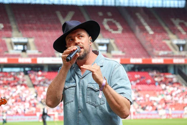 02 05 2026, xsscx, Women Football, 1 FC Köln Werder Bremen, 1 Soccer Bundesliga, 24 Matchday, RheinEnergie Stadion, Season 2025 2026 Performance of singer Max Mutzke before the match DFB regulations prohibit any use of photographs as image sequences and or quasi video Photo xSandraxScherningxPressefotoKochx Nordrhein Westfalen Germany