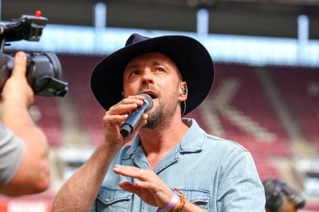 02 05 2026, xsscx, Women Football, 1 FC Köln Werder Bremen, 1 Soccer Bundesliga, 24 Matchday, RheinEnergie Stadion, Season 2025 2026 Performance of singer Max Mutzke before the match DFB regulations prohibit any use of photographs as image sequences and or quasi video Photo xSandraxScherningxPressefotoKochx Nordrhein Westfalen Germany