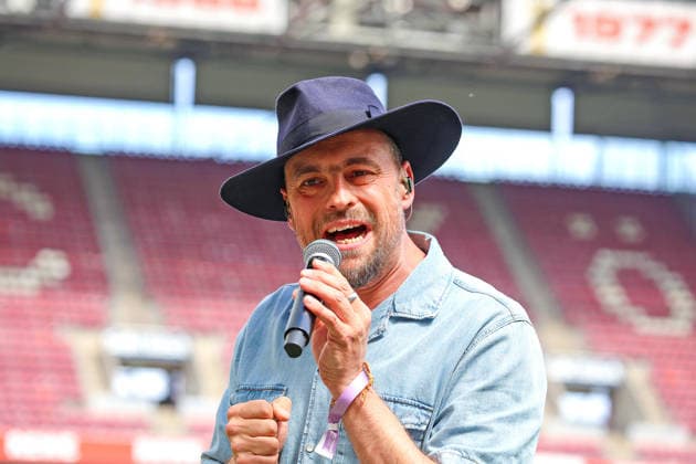 02 05 2026, xsscx, Women Football, 1 FC Köln Werder Bremen, 1 Soccer Bundesliga, 24 Matchday, RheinEnergie Stadion, Season 2025 2026 Performance of singer Max Mutzke before the match DFB regulations prohibit any use of photographs as image sequences and or quasi video Photo xSandraxScherningxPressefotoKochx Nordrhein Westfalen Germany
