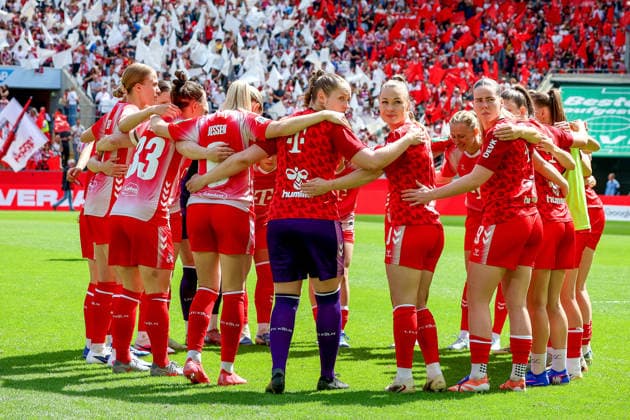 02 05 2026, xsscx, Women Football, 1 FC Köln Werder Bremen, 1 Soccer Bundesliga, 24 Matchday, RheinEnergie Stadion, Season 2025 2026 The players of 1 FC before the match in the circle DFB regulations prohibit any use of photographs as image sequences and or quasi video Photo xSandraxScherningxPressefotoKochx Nordrhein Westfalen Germany