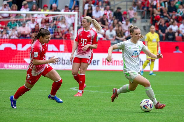 02 05 2026, xsscx, Frauen Fussball, 1 FC Köln Werder Bremen, 1 Fussball Bundesliga, 24 Spieltag, RheinEnergie Stadion, Saison 2025 2026 Martyna Wiankowska 1 FC Köln 26 im Zweikampf gegen Michelle Weiß Werder Bremen 15 DFB regulations prohibit any use of photographs as image sequences and or quasi video Photo xSandraxScherningxPressefotoKochx Nordrhein Westfalen Germany