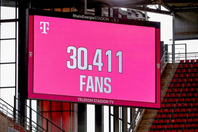 02 05 2026, xsscx, Frauen Fussball, 1 FC Köln Werder Bremen, 1 Fussball Bundesliga, 24 Spieltag, RheinEnergie Stadion, Saison 2025 2026 Zuschauerzahl 30 411 auf der Anzeigetafel im Stadion DFB regulations prohibit any use of photographs as image sequences and or quasi video Photo xSandraxScherningxPressefotoKochx Nordrhein Westfalen Germany
