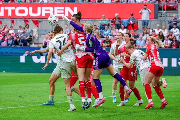 02 05 2026, xsscx, Women Football, 1 FC Köln Werder Bremen, 1 Soccer Bundesliga, 24 Matchday, RheinEnergie Stadion, Season 2025 2026 Lisa Schmitz 1 FC Köln 1 fends off an attack from Werder Bremen DFB regulations prohibit any use of photographs as image sequences and or quasi video Photo xSandraxScherningxPressefotoKochx Nordrhein Westfalen Germany