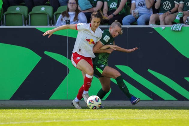 02 05 2026, xgrfx, Soccer Google Pixel Women Bundesliga, VfL Wolfsburg RB Leipzig v l Sandra Starke RB Leipzig , Ella Peddemors VfL Wolfsburg DFL DFB REGULATIONS PROHIBIT ANY USE OF PHOTOGRAPHS as IMAGE SEQUENCES and or QUASI VIDEO Wolfsburg