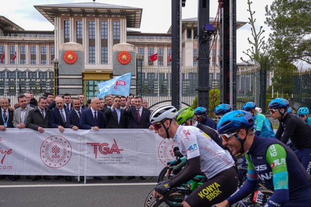 61st Presidential Cycling Tour of Turkiye ANKARA, TURKIYE - MAY 3: Turkish Vice President Cevdet Yilmaz gives starting signal for the eighth stage of the Presidential Cycling Tour of Turkiye 2026 (TUR 2026) on the Ankara-Ankara route in Ankara, Turkiye, on May 3, 2026. The race, held for the 61st time, is included in the Union Cycliste Internationale (UCI) Europe Tour calendar and is Turkiye’s only event in the ProSeries category. Yasin Baturhan Ergin Anadolu Ankara Turkey. Editorial use only. Please get in touch for any other usage.  Copyright: x2026xAnadoluxYasinxBaturhanxErginx