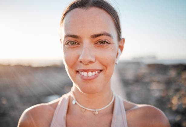 Portrait, fitness and music with a sports woman outdoor, standing against a mockup sky background. Face, exercise and wellness with a female athlete cardio or endurance training alone outside. (License=RF) 19837863 ,model released, Symbolfoto  Copyright: xZoonar.com KasperxRavlox 19837863 ,model released, Symbolfoto ,property released