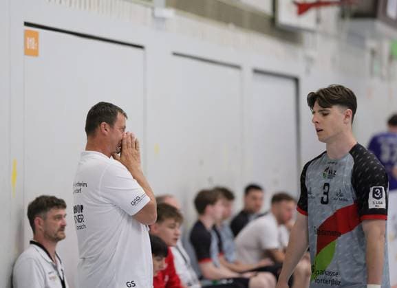 Germany Kelkheim Münster 02 05 2026 Handball Hessen 3 Liga Staffel Süd Herren 2025 2026 27 Matchday TSG Münster blue HLZ Friesenheim Hochdorf II gray v l Coach Gabriel Schmiedt FRIESENHEIM II , Moritz Schulz FRIESENHEIM II Nr 3 Sport TSG Münster HLZ Friesenheim Hochdorf II