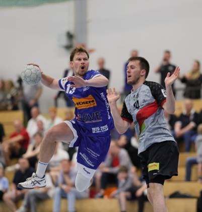 Germany Kelkheim Münster 02 05 2026 Handball Hessen 3 Liga Staffel Süd Herren 2025 2026 27 Matchday TSG Münster blue HLZ Friesenheim Hochdorf II gray v l Jonas Ulshöfer TSG MÜNSTER Nr 13 , Niclas Josten FRIESENHEIM II Nr 24 Sport TSG Münster HLZ Friesenheim Hochdorf II