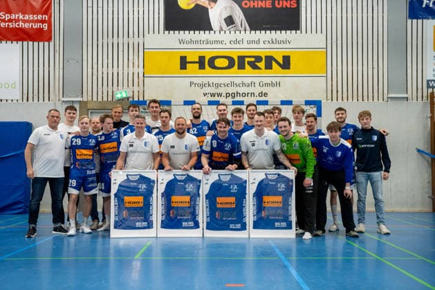 Germany Kelkheim Münster 02 05 2026 Handball Hessen 3 Liga Staffel Süd Herren 2025 2026 27 Matchday TSG Münster blue HLZ Friesenheim Hochdorf II gray v l Farewell to Michael Kilp TSG MÜNSTER , Coach Daniel Wernig TSG MÜNSTER , Matic Grusovnik TSG MÜNSTER Nr 10 , Sebastian Frieman TSG MÜNSTER Sport TSG Münster HLZ Friesenheim Hochdorf II